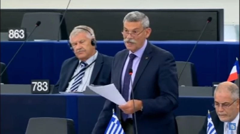 Ξεφτίλισε τον Τσίπρα στην Ευρωβουλή ο Στρατηγός Συναδινός: «Παραδώσατε όνομα, ιστορία και πολιτισμό – Καταπνίξατε την αντίσταση των Ελλήνων με χημικά» (βίντεο)